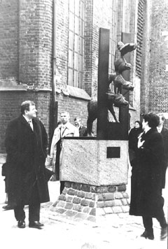 M34.JPG (30902 BYTES)