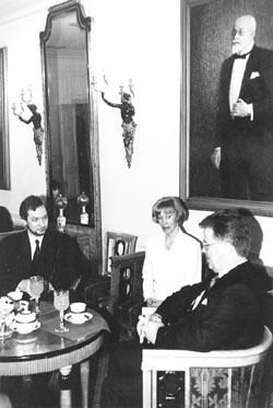 E2.JPG (27926 BYTES)