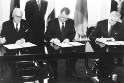 KOMUNIKE.JPG (22140 BYTES)