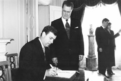 E2.JPG (13283 BYTES)