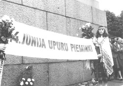 BI14.JPG (18254 BYTES)