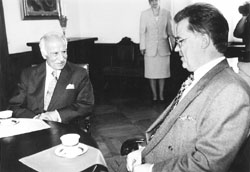 U2.JPG (16652 BYTES)