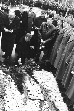 P9.JPG (54877 BYTES)