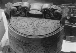 IZZ.JPG (23453 BYTES)