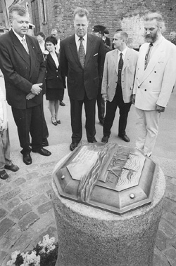 L1.JPG (49889 BYTES)