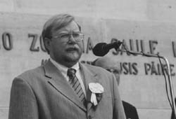 CE3.JPG (15272 BYTES)