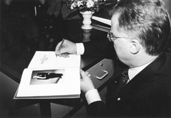 U2.JPG (19495 BYTES)