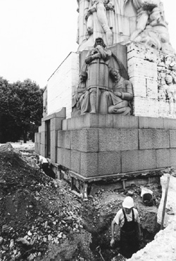 B1.JPG (50532 BYTES)