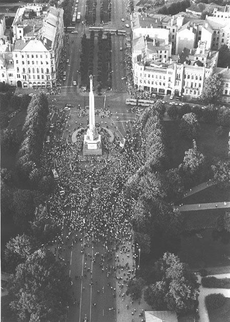 IZ1.JPG (95605 BYTES)