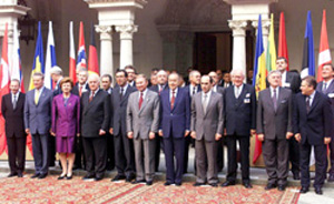 U2.JPG (44124 BYTES)