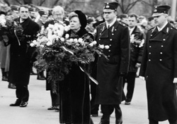 B2.JPG (25861 BYTES)