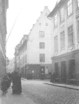 APT3.JPG (28738 BYTES)