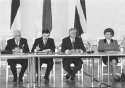 U4.JPG (23296 BYTES)