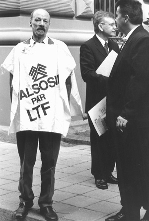 X6.JPG (50385 BYTES)