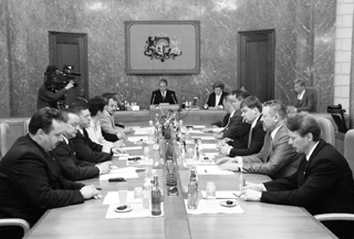 PIRMA-SEDE1.JPG (37937 BYTES)