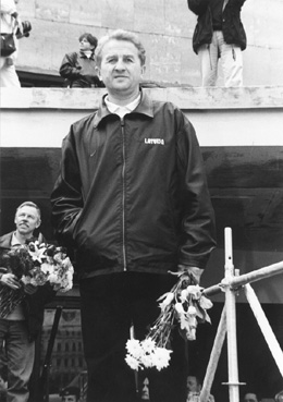 H16.JPG (40138 BYTES)