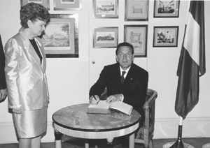 V8.JPG (29347 BYTES)