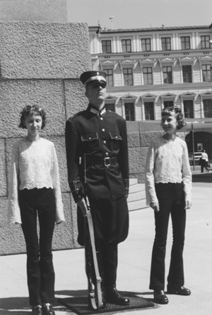 MI1.JPG (55466 BYTES)