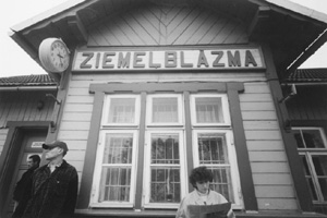 MI4.JPG (27121 BYTES)