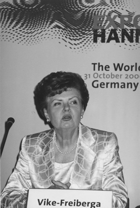 42.JPG (48234 BYTES)