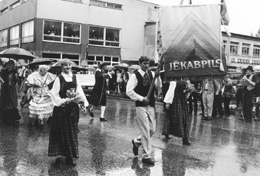 JE7.JPG (29348 BYTES)