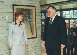 E1.JPG (33324 BYTES)