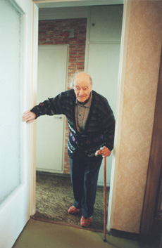 IZ4.JPG (35143 BYTES)