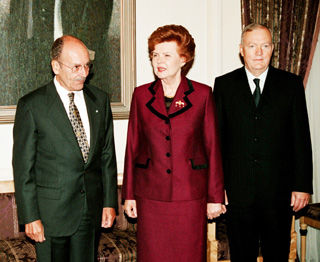 STEFANOPULOSA-VIZITE6.JPG (54491 BYTES)