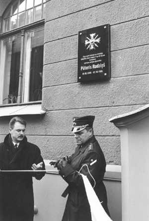 R1.JPG (58622 BYTES)