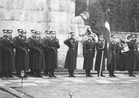 B5.JPG (30030 BYTES)