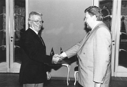 E1.JPG (21473 BYTES)