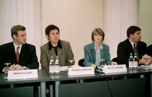 BIZNESA-FORUMS2.JPG (19219 BYTES)