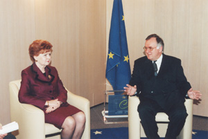 E2.JPG (31103 BYTES)