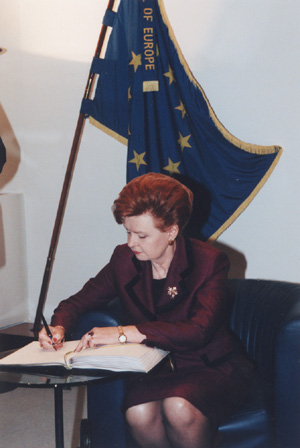 E6.JPG (49625 BYTES)