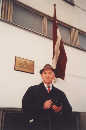 3UDR.JPG (46536 BYTES)