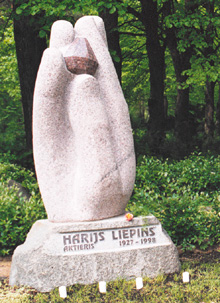 100PIE2.JPG (57270 BYTES)