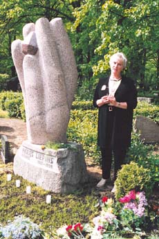 2PIE.JPG (34399 BYTES)