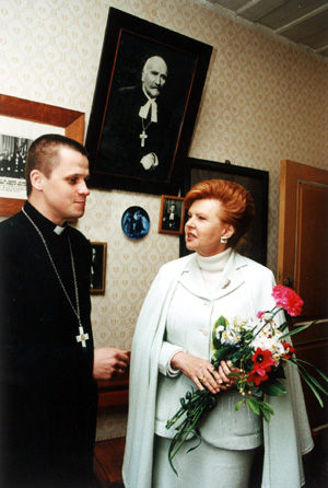 07V.JPG (72215 BYTES)