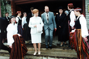 11V.JPG (43690 BYTES)