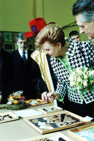 14V.JPG (89597 BYTES)