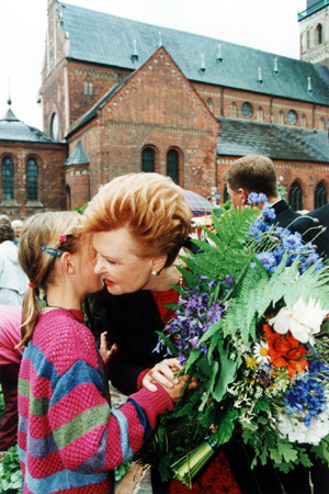 LI02.JPG (102356 BYTES)