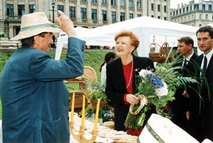 LI03.JPG (49605 BYTES)