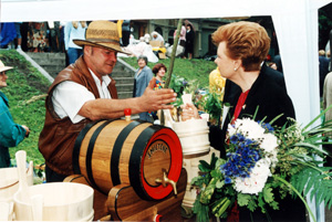 LI04.JPG (54286 BYTES)