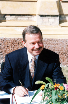 V6.JPG (97162 BYTES)