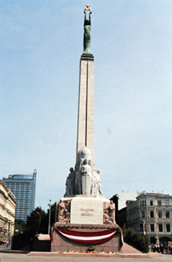 PIEM06.JPG (39982 BYTES)