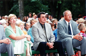 02V.JPG (43495 BYTES)