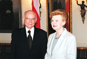 POLIS.JPG (32377 BYTES)