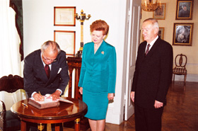 G10.JPG (36405 BYTES)