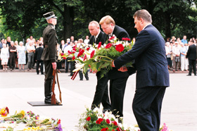 S04.JPG (44187 BYTES)