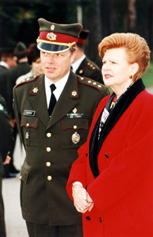 ARM10.JPG (40469 bytes)